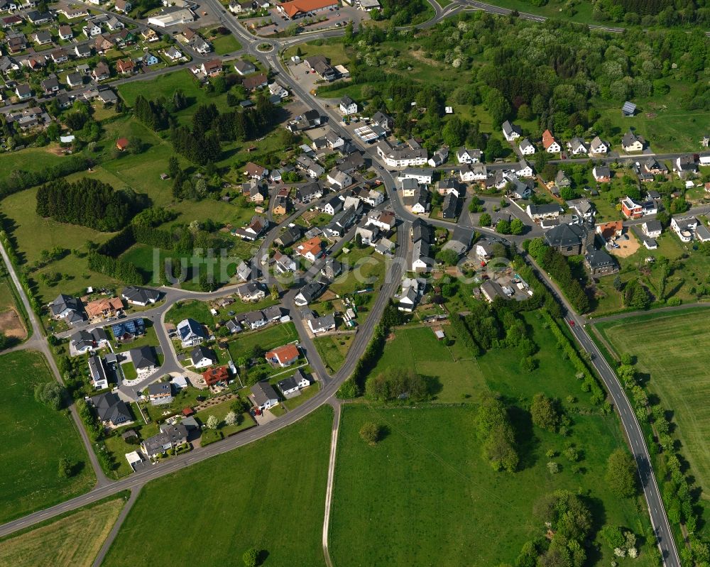 Langenhahn aus der Vogelperspektive: Dorfkern in Langenhahn im Bundesland Rheinland-Pfalz