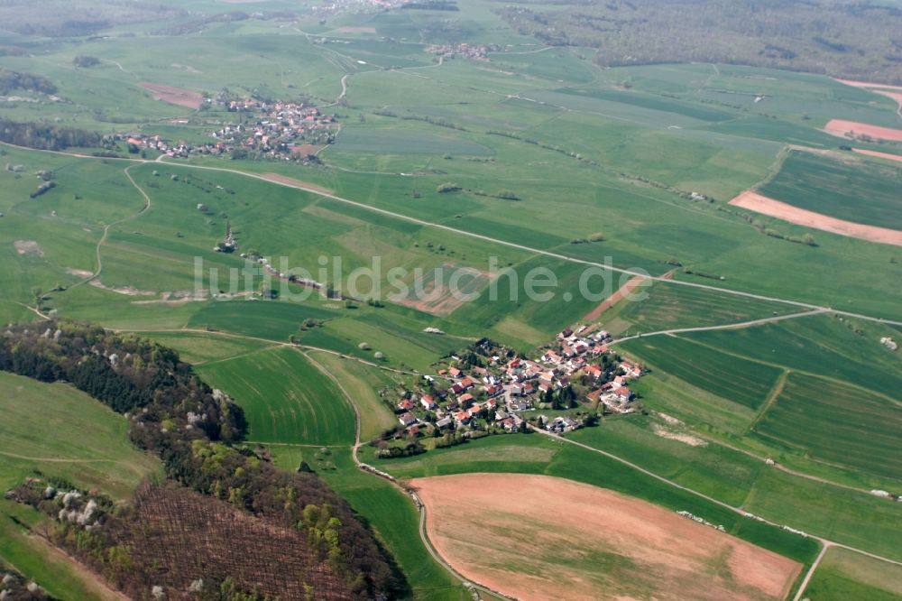 Lohnsfeld, Schmitterhof aus der Vogelperspektive: Dorfkern in Lohnsfeld, Schmitterhof im Bundesland Rheinland-Pfalz