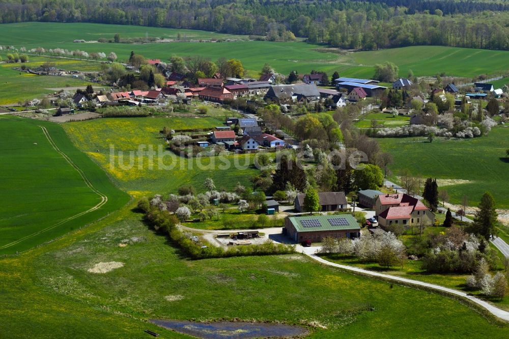 Luftaufnahme Lüttenhagen - Dorfkern in Lüttenhagen im Bundesland Mecklenburg-Vorpommern, Deutschland