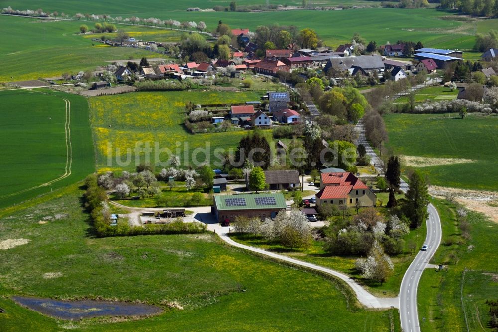 Lüttenhagen von oben - Dorfkern in Lüttenhagen im Bundesland Mecklenburg-Vorpommern, Deutschland