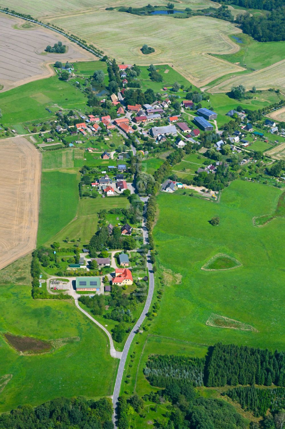 Lüttenhagen aus der Vogelperspektive: Dorfkern in Lüttenhagen im Bundesland Mecklenburg-Vorpommern, Deutschland