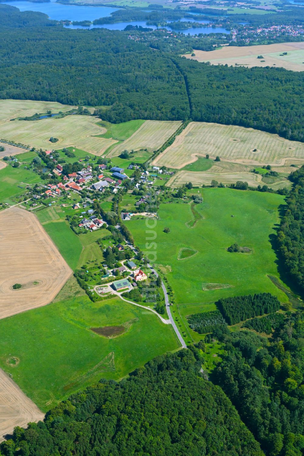 Luftaufnahme Lüttenhagen - Dorfkern in Lüttenhagen im Bundesland Mecklenburg-Vorpommern, Deutschland