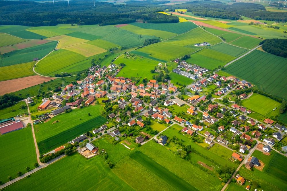 Massenhausen von oben - Dorfkern in Massenhausen im Bundesland Hessen, Deutschland