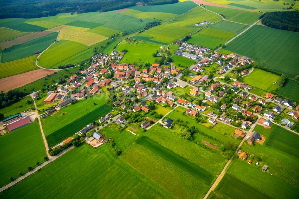 Massenhausen aus der Vogelperspektive: Dorfkern in Massenhausen im Bundesland Hessen, Deutschland