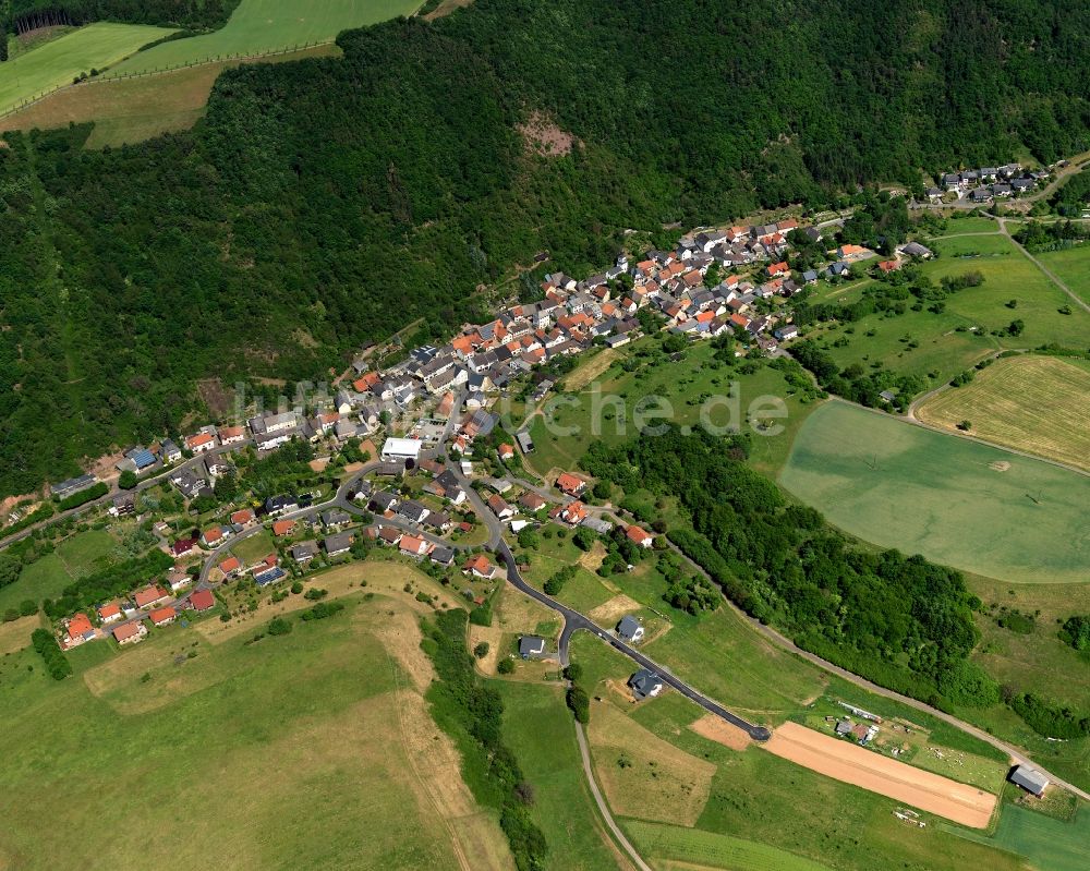 Meckenbach aus der Vogelperspektive: Dorfkern in Meckenbach im Bundesland Rheinland-Pfalz