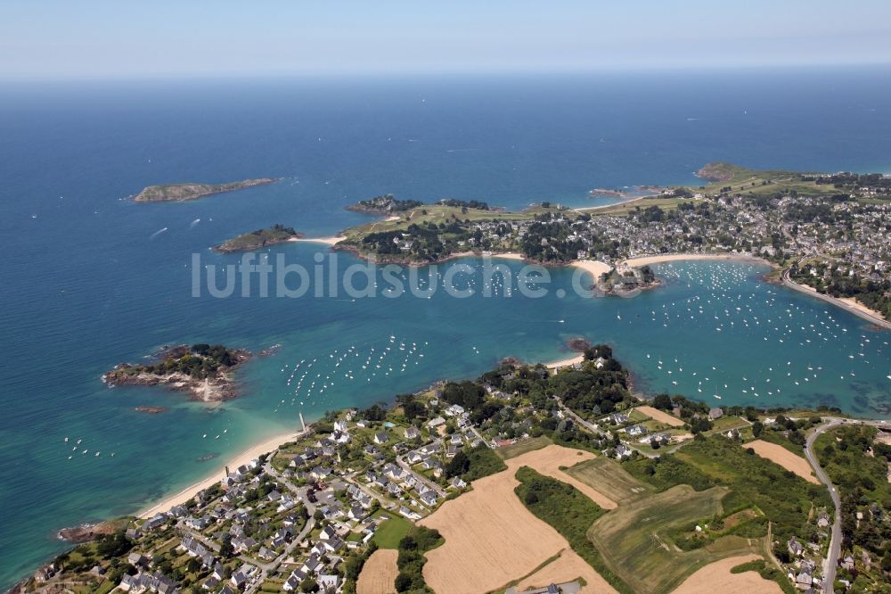 Lancieux von oben - Dorfkern am Meeres- Küstenbereich bei Lancieux in Bretagne, Frankreich