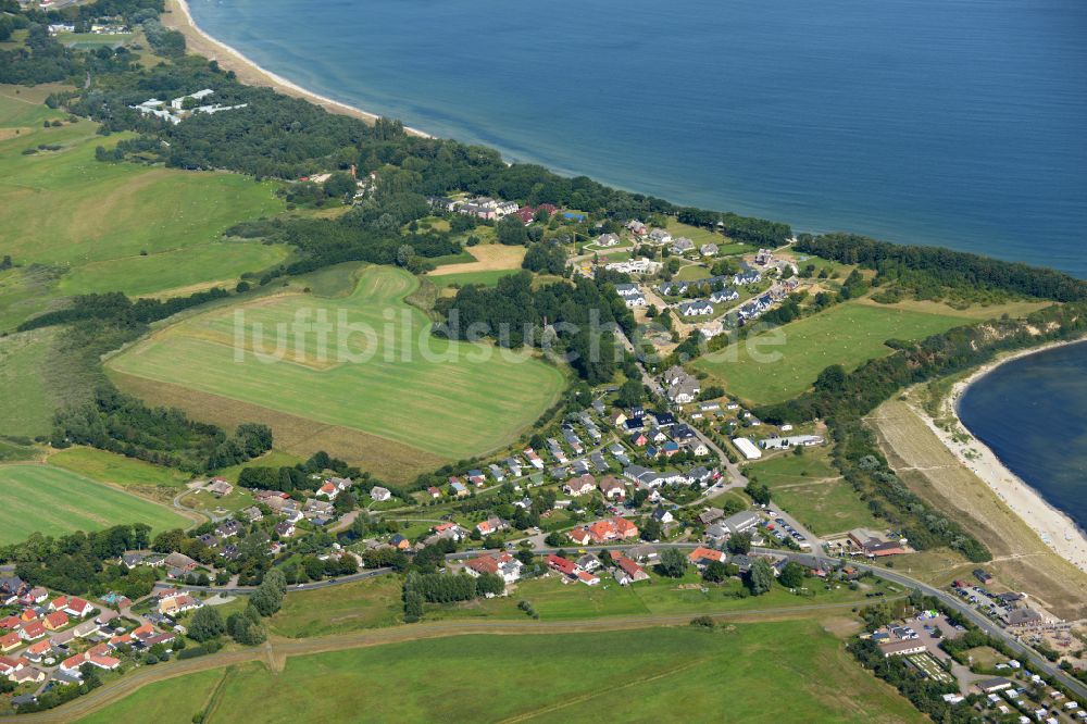 Luftaufnahme Lobbe - Dorfkern am Meeres- Küstenbereich der der Ostsee in Lobbe im Bundesland Mecklenburg-Vorpommern, Deutschland