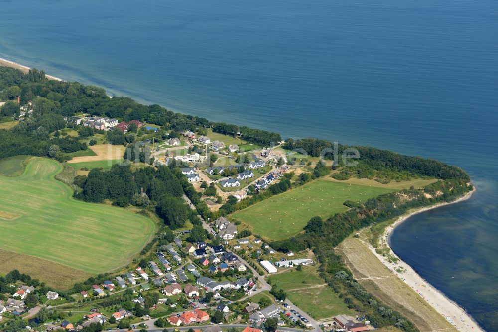 Lobbe von oben - Dorfkern am Meeres- Küstenbereich der der Ostsee in Lobbe im Bundesland Mecklenburg-Vorpommern, Deutschland