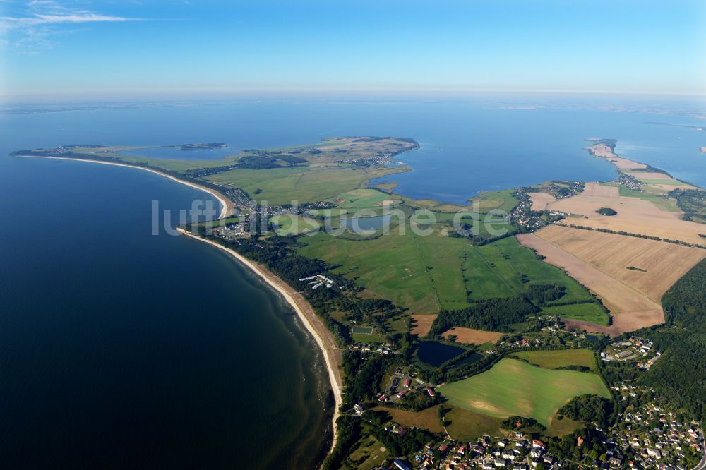 Lobbe aus der Vogelperspektive: Dorfkern am Meeres- Küstenbereich der der Ostsee in Lobbe im Bundesland Mecklenburg-Vorpommern, Deutschland