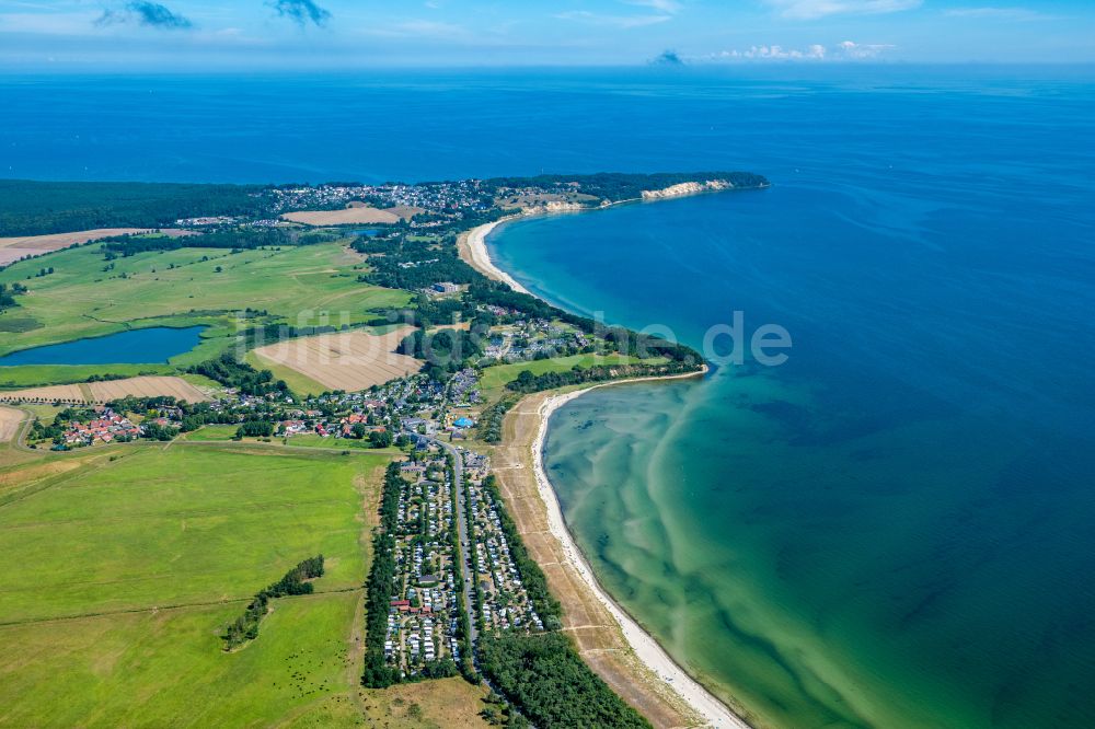 Lobbe von oben - Dorfkern am Meeres- Küstenbereich der der Ostsee in Lobbe im Bundesland Mecklenburg-Vorpommern, Deutschland