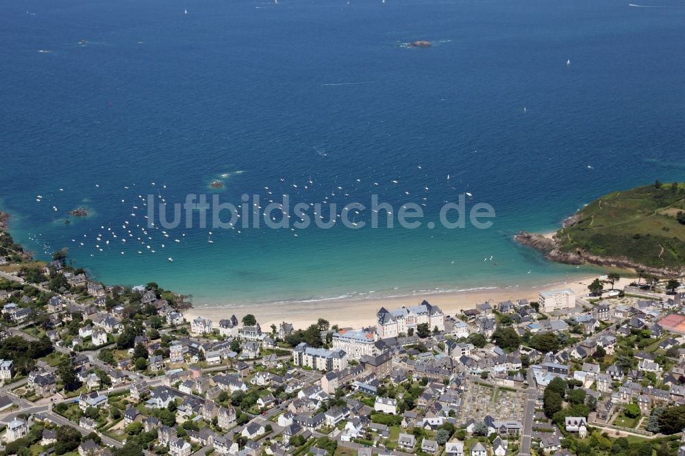 Luftaufnahme Saint-Lunaire - Dorfkern am Meeres- Küstenbereich des Golfes Saint Malo in Saint-Lunaire in Bretagne, Frankreich