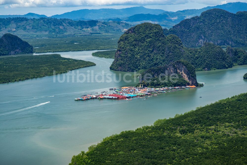 Luftaufnahme Ban Ko Panyi - Dorfkern am Meeres- Küstenbereich der Koh Panyee in Ban Ko Panyi in Phang-nga, Thailand