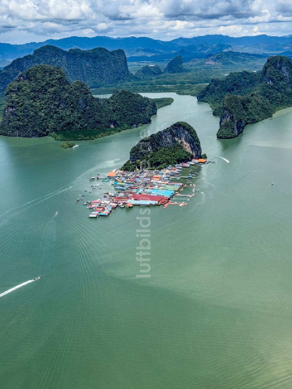 Ban Ko Panyi von oben - Dorfkern am Meeres- Küstenbereich der Koh Panyee in Ban Ko Panyi in Phang-nga, Thailand