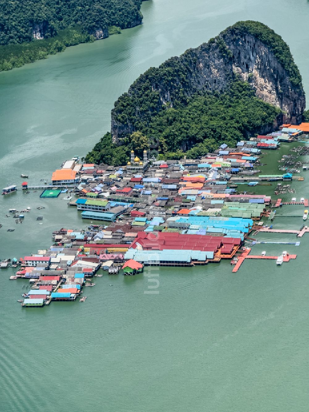 Ban Ko Panyi aus der Vogelperspektive: Dorfkern am Meeres- Küstenbereich der Koh Panyee in Ban Ko Panyi in Phang-nga, Thailand