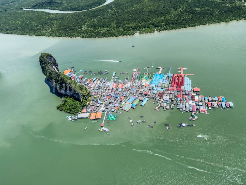 Luftaufnahme Ban Ko Panyi - Dorfkern am Meeres- Küstenbereich der Koh Panyee in Ban Ko Panyi in Phang-nga, Thailand