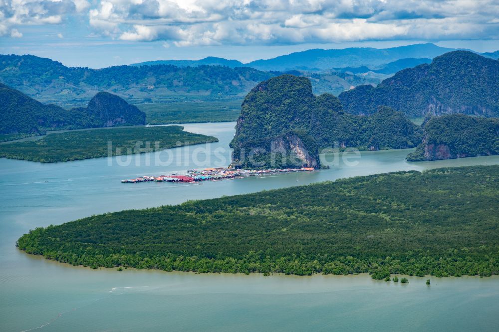 Ban Ko Panyi von oben - Dorfkern am Meeres- Küstenbereich der Koh Panyee in Ban Ko Panyi in Phang-nga, Thailand