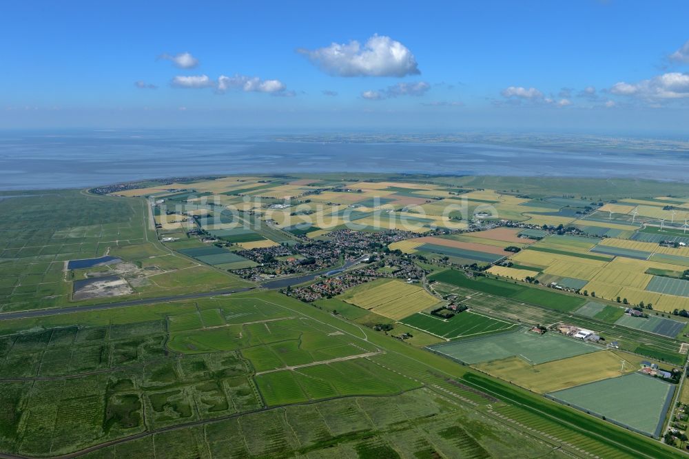 Friedrichskoog aus der Vogelperspektive: Dorfkern am Meeres- Küstenbereich der Nordsee in Friedrichskoog im Bundesland Schleswig-Holstein