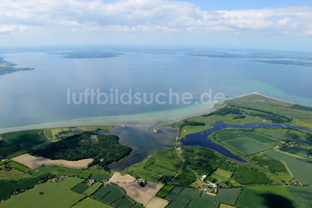 Luftaufnahme Friedrichskoog - Dorfkern am Meeres- Küstenbereich der Nordsee in Friedrichskoog im Bundesland Schleswig-Holstein