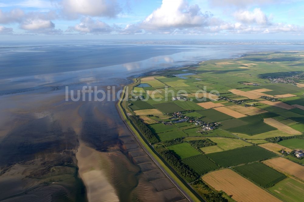 Utersum von oben - Dorfkern am Meeres- Küstenbereich der Nordsee im Ortsteil Großdunsum in Utersum im Bundesland Schleswig-Holstein