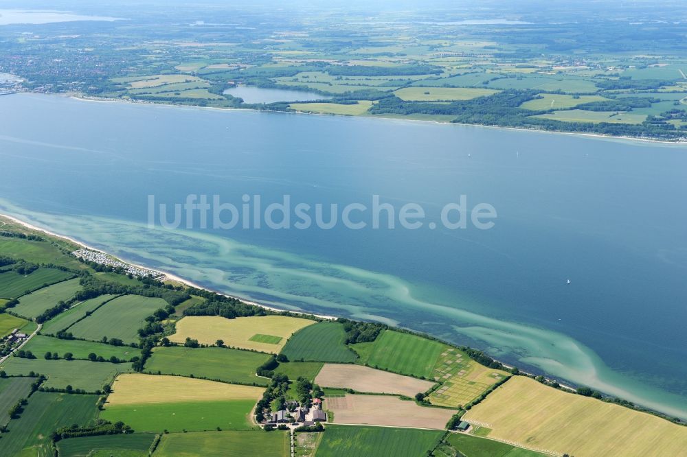 Luftaufnahme Altenhof - Dorfkern am Meeres- Küstenbereich der Ostsee in Altenhof im Bundesland Schleswig-Holstein