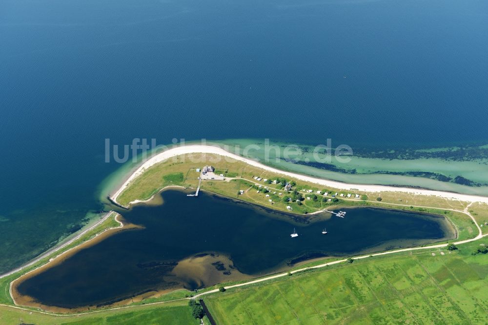 Altenhof aus der Vogelperspektive: Dorfkern am Meeres- Küstenbereich der Ostsee in Altenhof im Bundesland Schleswig-Holstein