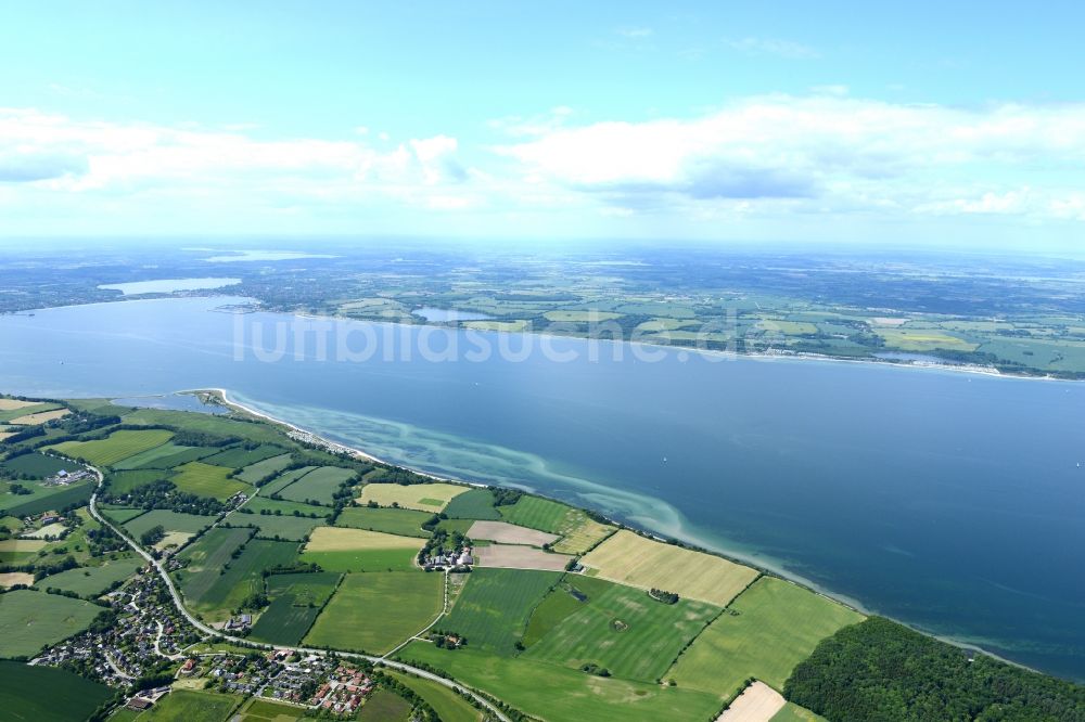 Luftbild Altenhof - Dorfkern am Meeres- Küstenbereich der Ostsee in Altenhof im Bundesland Schleswig-Holstein