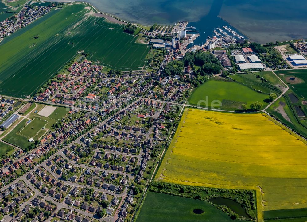 Fehmarn von oben - Dorfkern am Meeres- Küstenbereich der Ostsee- Insel in Fehmarn im Bundesland Schleswig-Holstein, Deutschland