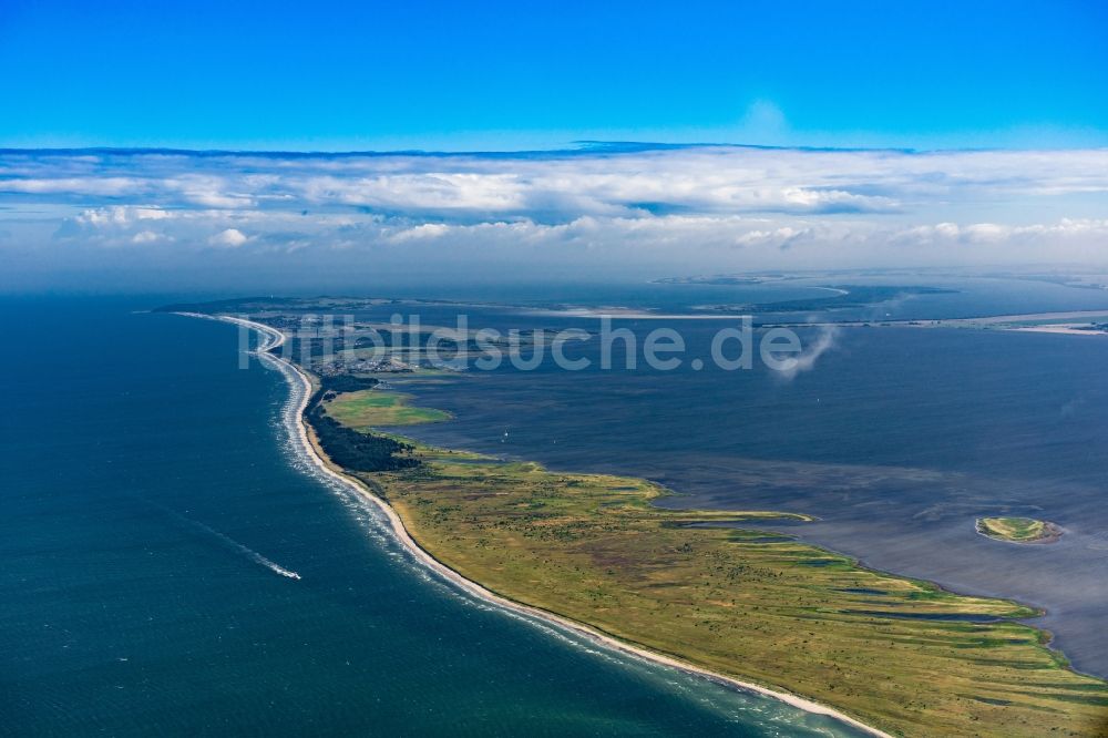 Insel Hiddensee von oben - Dorfkern am Meeres- Küstenbereich der Ostsee in Insel Hiddensee im Bundesland Mecklenburg-Vorpommern, Deutschland