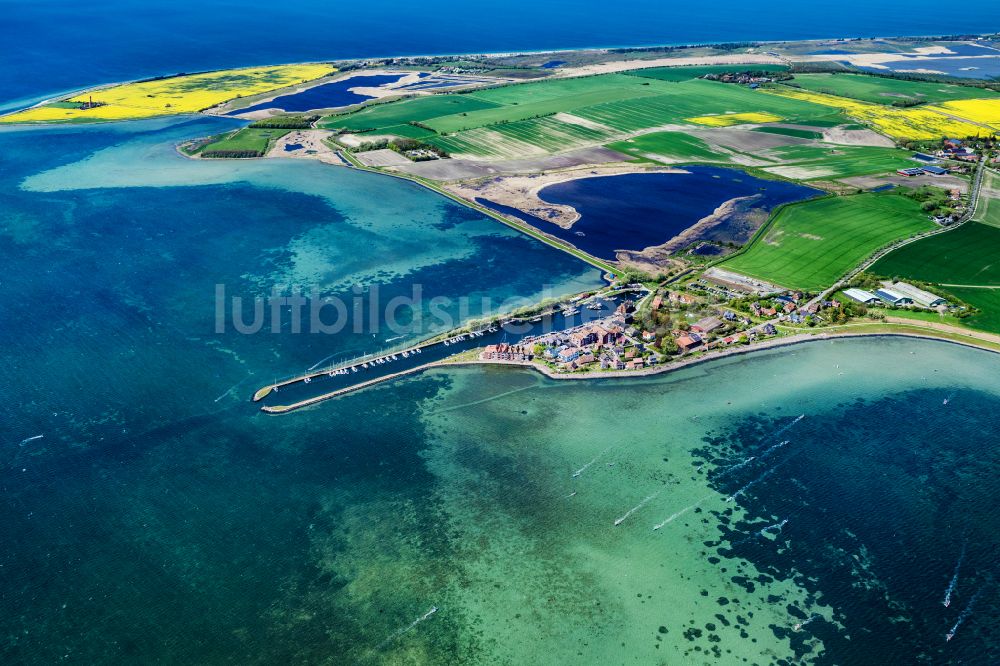 Fehmarn aus der Vogelperspektive: Dorfkern am Meeres- Küstenbereich der Ostsee in Orth in Fehmarn im Bundesland Schleswig-Holstein, Deutschland