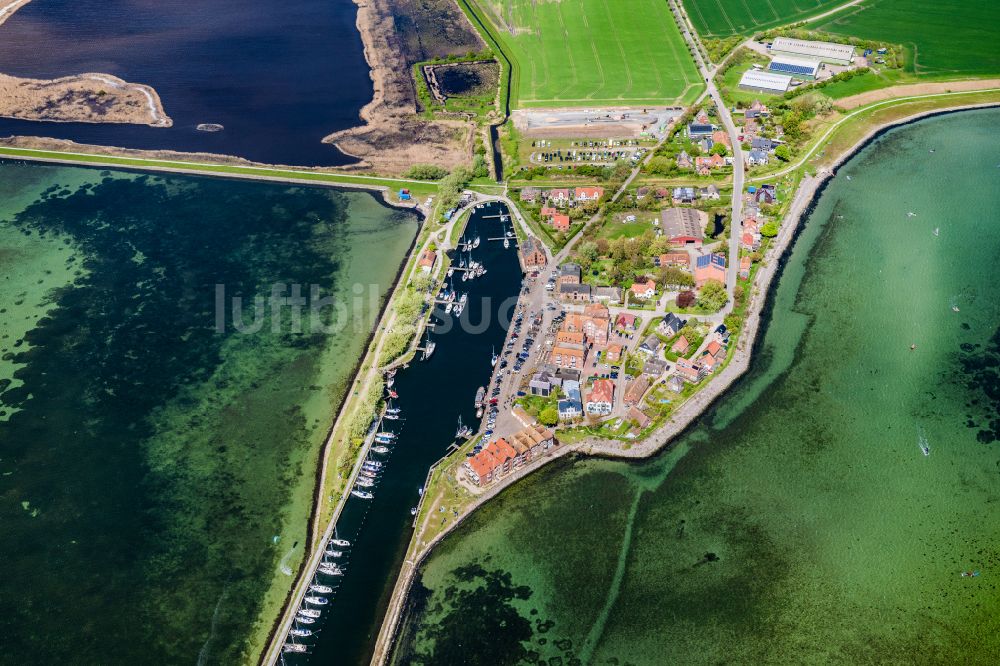 Luftaufnahme Fehmarn - Dorfkern am Meeres- Küstenbereich der Ostsee in Orth in Fehmarn im Bundesland Schleswig-Holstein, Deutschland