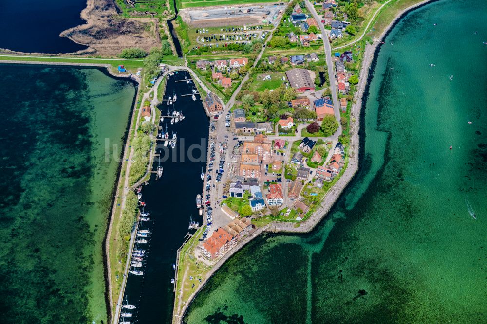 Fehmarn von oben - Dorfkern am Meeres- Küstenbereich der Ostsee in Orth in Fehmarn im Bundesland Schleswig-Holstein, Deutschland