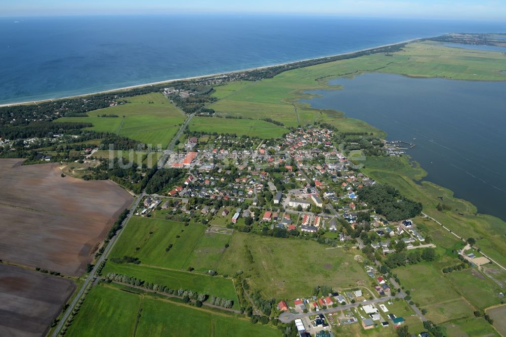 Luftbild Dierhagen - Dorfkern am Meeres- Küstenbereich der Ostsee im Ortsteil Dändorf in Dierhagen im Bundesland Mecklenburg-Vorpommern