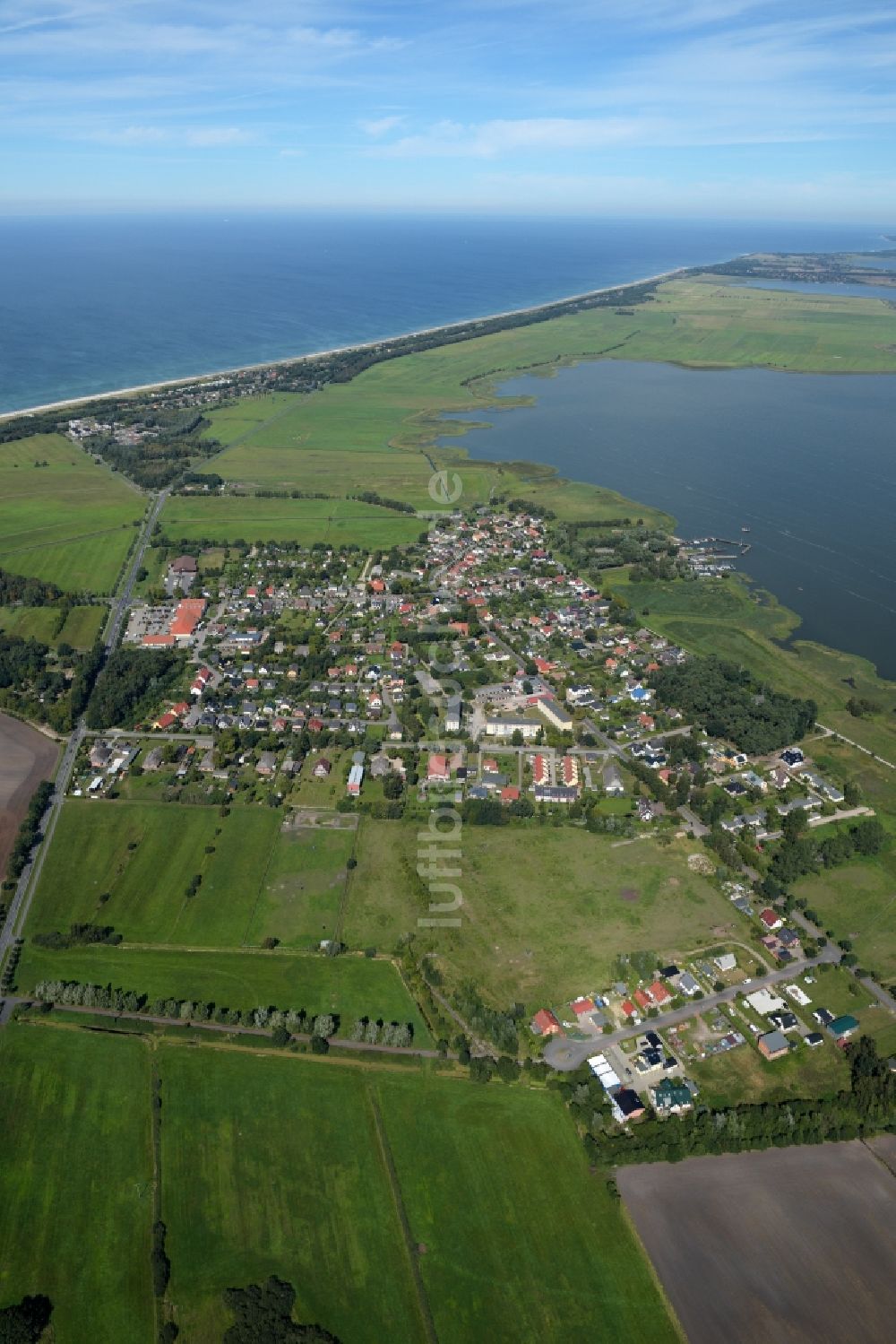 Luftaufnahme Dierhagen - Dorfkern am Meeres- Küstenbereich der Ostsee im Ortsteil Dändorf in Dierhagen im Bundesland Mecklenburg-Vorpommern