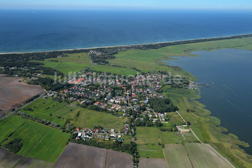 Luftaufnahme Dierhagen - Dorfkern am Meeres- Küstenbereich der Ostsee im Ortsteil Dändorf in Dierhagen im Bundesland Mecklenburg-Vorpommern