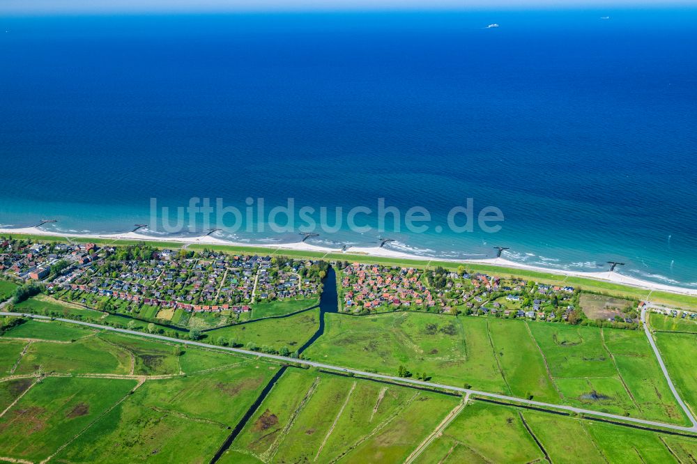 Schönberg aus der Vogelperspektive: Dorfkern am Meeres- Küstenbereich der Ostsee in Schönberger Strand im Bundesland Schleswig-Holstein