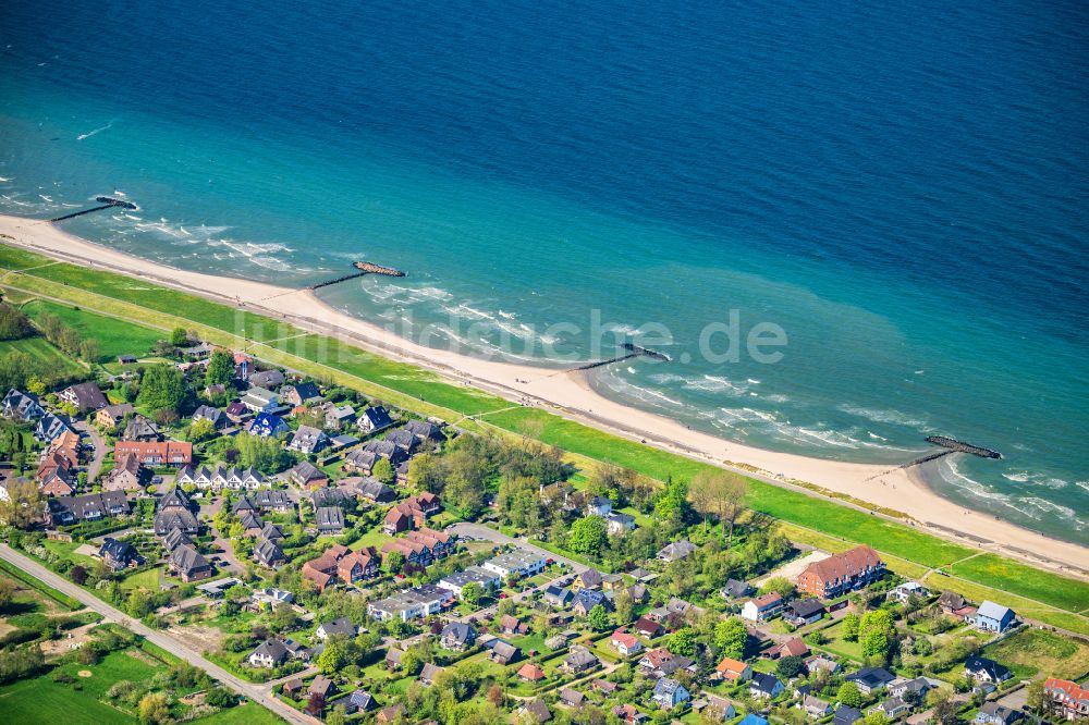 Schönberger Strand von oben - Dorfkern am Meeres- Küstenbereich der Ostsee in Schönberger Strand im Bundesland Schleswig-Holstein