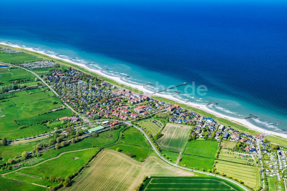 Luftaufnahme Schönberger Strand - Dorfkern am Meeres- Küstenbereich der Ostsee in Schönberger Strand im Bundesland Schleswig-Holstein