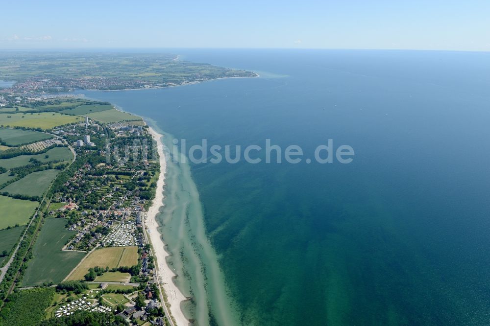 Sierksdorf von oben - Dorfkern am Meeres- Küstenbereich der Ostsee in Sierksdorf im Bundesland Schleswig-Holstein