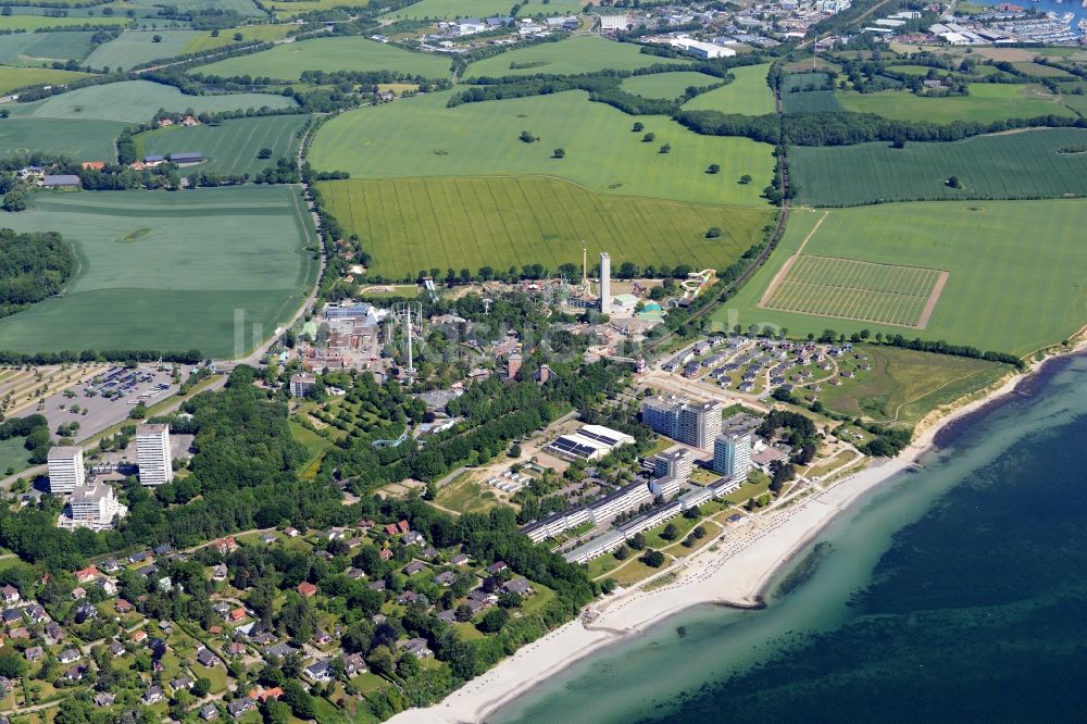 Luftaufnahme Sierksdorf - Dorfkern am Meeres- Küstenbereich der Ostsee in Sierksdorf im Bundesland Schleswig-Holstein