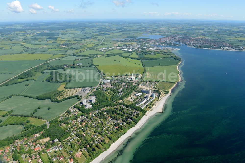 Luftaufnahme Sierksdorf - Dorfkern am Meeres- Küstenbereich der Ostsee in Sierksdorf im Bundesland Schleswig-Holstein