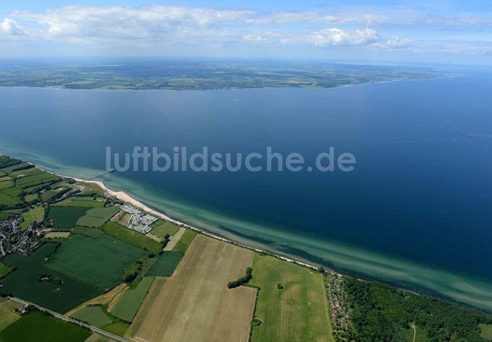 Surendorf aus der Vogelperspektive: Dorfkern am Meeres- Küstenbereich der Ostsee in Surendorf im Bundesland Schleswig-Holstein