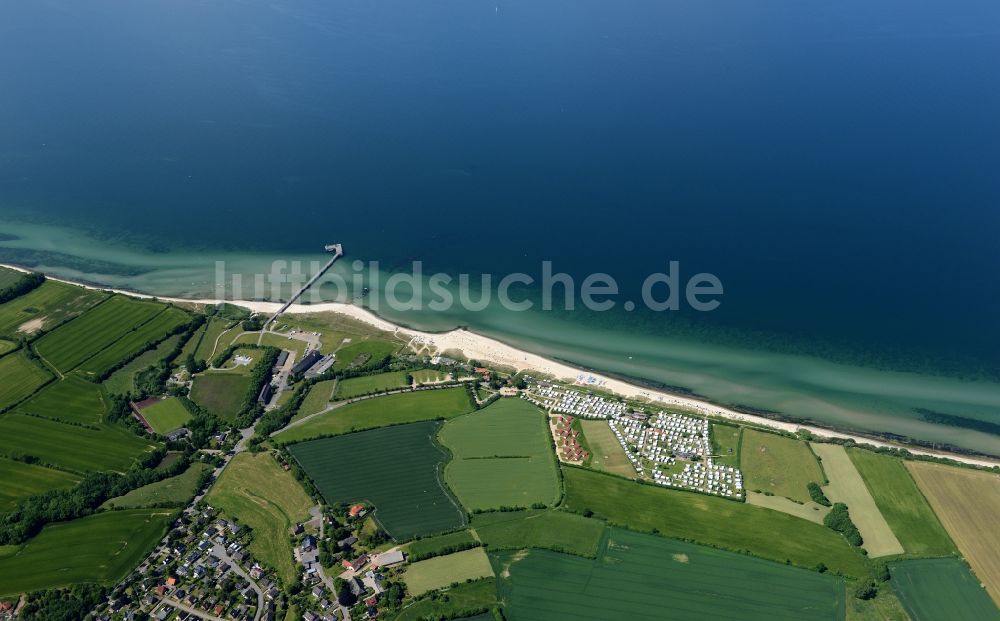 Surendorf von oben - Dorfkern am Meeres- Küstenbereich der Ostsee in Surendorf im Bundesland Schleswig-Holstein