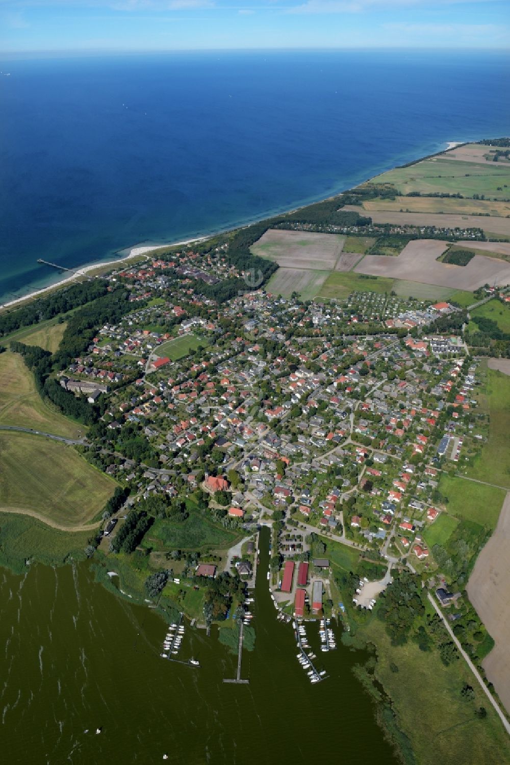 Luftaufnahme Wustrow - Dorfkern am Meeres- Küstenbereich der Ostsee in Wustrow im Bundesland Mecklenburg-Vorpommern