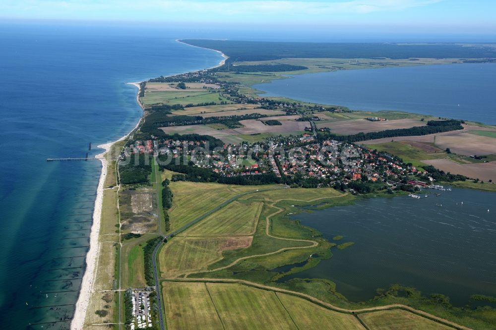 Luftaufnahme Wustrow - Dorfkern am Meeres- Küstenbereich der Ostsee in Wustrow im Bundesland Mecklenburg-Vorpommern