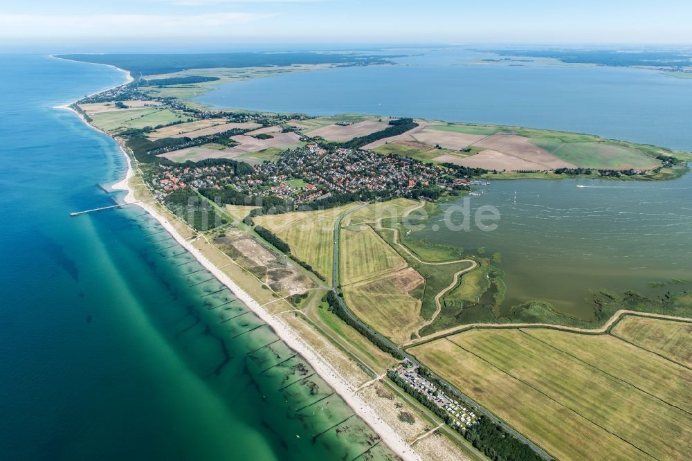 Wustrow aus der Vogelperspektive: Dorfkern am Meeres- Küstenbereich der Ostsee in Wustrow im Bundesland Mecklenburg-Vorpommern