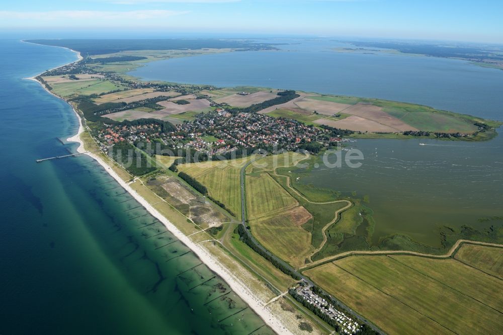 Luftbild Wustrow - Dorfkern am Meeres- Küstenbereich der Ostsee in Wustrow im Bundesland Mecklenburg-Vorpommern