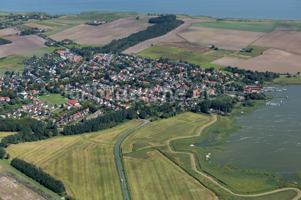 Luftaufnahme Wustrow - Dorfkern am Meeres- Küstenbereich der Ostsee in Wustrow im Bundesland Mecklenburg-Vorpommern