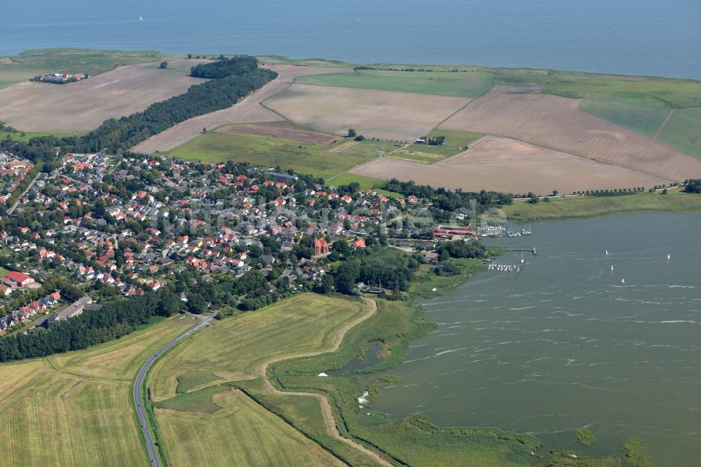 Wustrow von oben - Dorfkern am Meeres- Küstenbereich der Ostsee in Wustrow im Bundesland Mecklenburg-Vorpommern