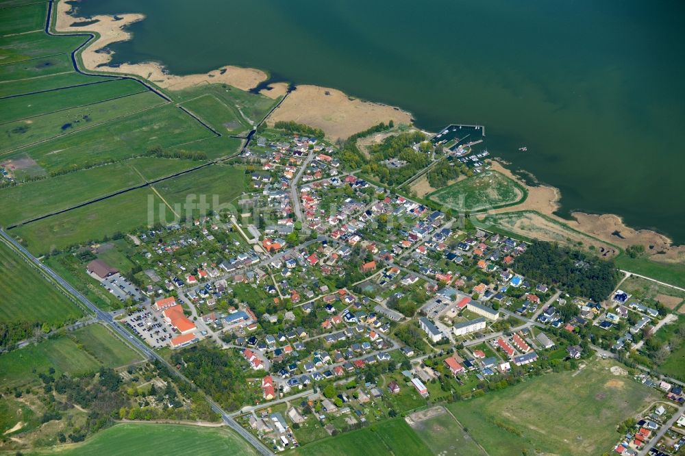 Dierhagen von oben - Dorfkern am Meeres- Küstenbereich des Saaler Bodden im Ortsteil Dändorf in Dierhagen im Bundesland Mecklenburg-Vorpommern