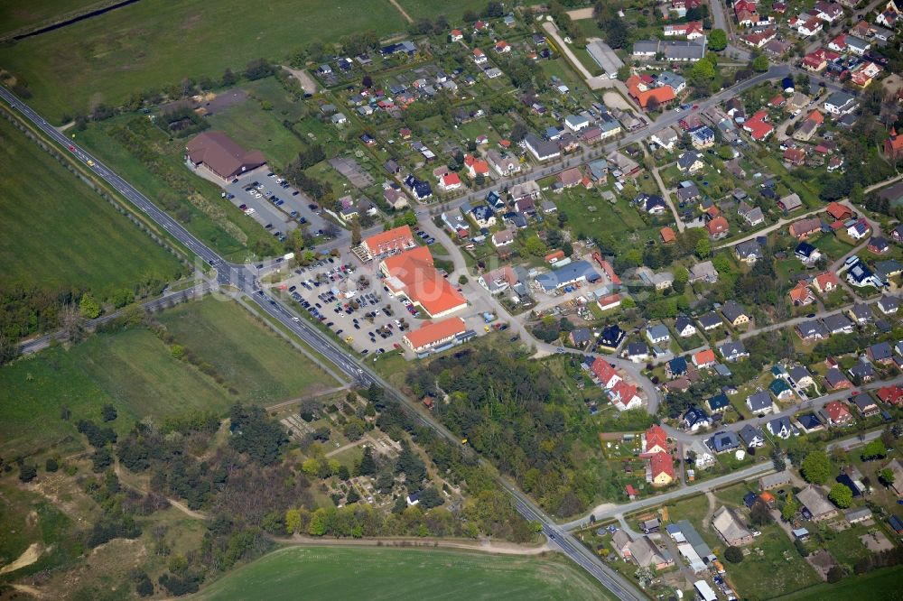 Dierhagen aus der Vogelperspektive: Dorfkern am Meeres- Küstenbereich des Saaler Bodden im Ortsteil Dändorf in Dierhagen im Bundesland Mecklenburg-Vorpommern